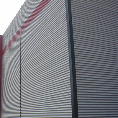 Ściana zewnętrzna 800x800 Faliste panele aluminiowe Srebrnoszare otwory 8mm
