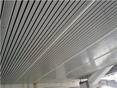Konfigurowalny kolorowy aluminiowy sufit 200 * 3000 * 15 mm G-Strip do stacji metra