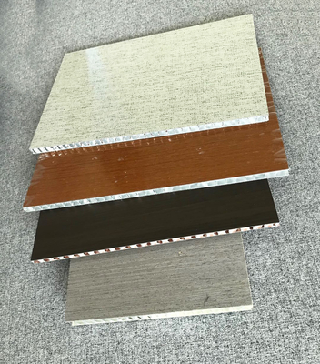 Dekoracyjna przegroda U Aluminiowy panel sufitowy Drewniane podwieszane akustyczne przegrody sufitowe z powłoką ziarnową
