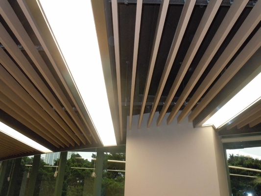 Dekoracyjna przegroda U Aluminiowy panel sufitowy Drewniane podwieszane akustyczne przegrody sufitowe z powłoką ziarnową