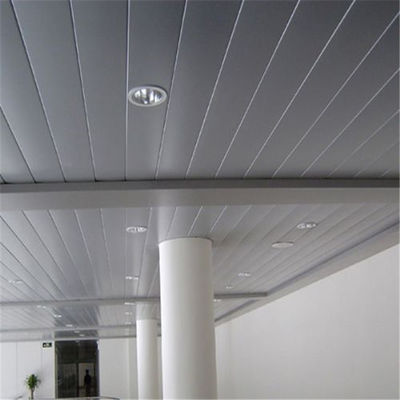 Projekt sufitu na lotnisku, aluminiowy sufit metalowy, aluminiowe sufity listwowe C
