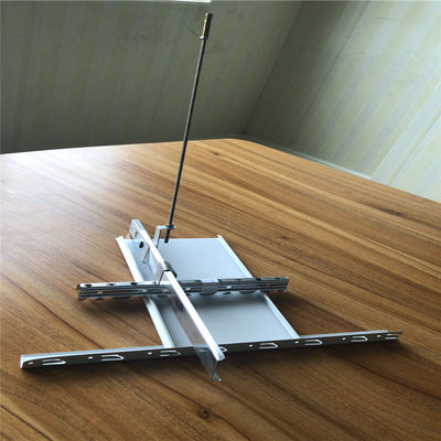 Projekt sufitu na lotnisku, aluminiowy sufit metalowy, aluminiowe sufity listwowe C