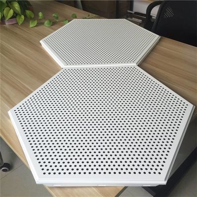 Wytrzymałe aluminiowe metalowe panele sufitowe z gładką powierzchnią i ukrytym systemem klipsów do zawieszenia do nowoczesnych wnętrz
