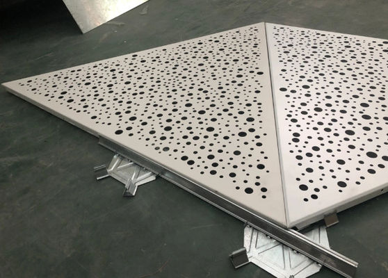 Perforowany aluminiowy metalowy trójkątny sufit ISO9001 dla projektu lotniskowego