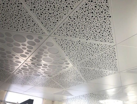Perforowany aluminiowy metalowy trójkątny sufit ISO9001 dla projektu lotniskowego