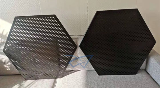 Wytrzymałe aluminiowe metalowe panele sufitowe z gładką powierzchnią i ukrytym systemem klipsów do zawieszenia do nowoczesnych wnętrz