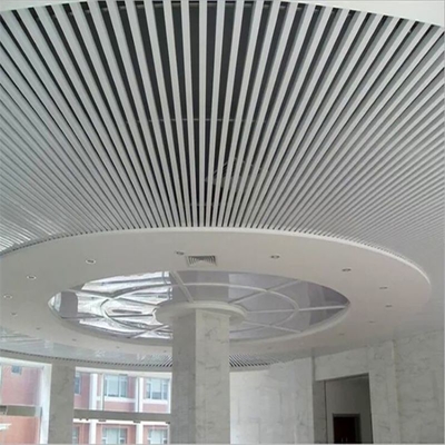 Aluminiowa przegroda z metalowymi płytami sufitowymi Budynek dekoracyjna konfigurowalna szerokość 300 mm