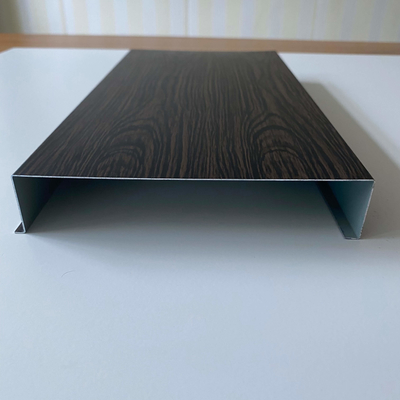 Sufit aluminiowy H o grubości 30 mm z drewnianym słojem z nadrukiem