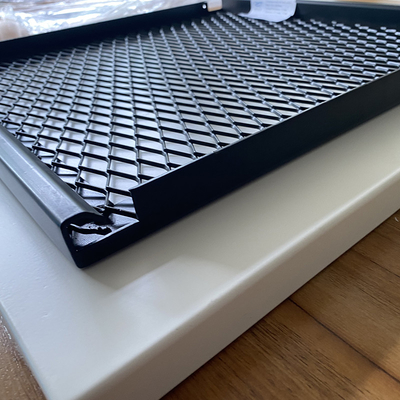 Nowoczesny aluminiowy metalowy hak sufitowy na panelu siatkowym o grubości 20x40mm 2,0 mm