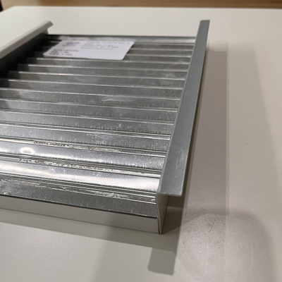 Aluminiowy metalowy hak falisty o grubości 1,0 mm na panelu ze standardową perforacją