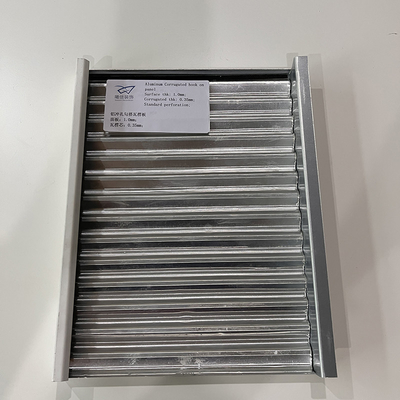 Aluminiowy metalowy hak falisty o grubości 1,0 mm na panelu ze standardową perforacją
