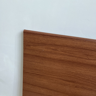Nowoczesny aluminiowy sufit metalowy 600x30x1,0 mm S Sufit listwowy z drewnem wyglądającym z poliestru