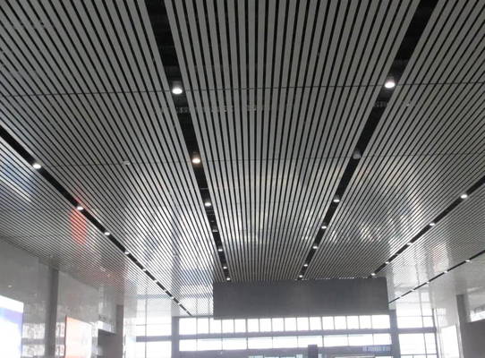 Liniowa listwa sufitowa U Listwa aluminiowa o szerokości 85 mm Panel w kolorze srebrnym
