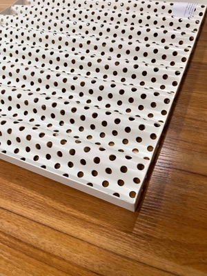 Fala sinusoidalna 600x630x2,0 mm Aluminiowy panel falisty o średnicy 10 mm perforacji