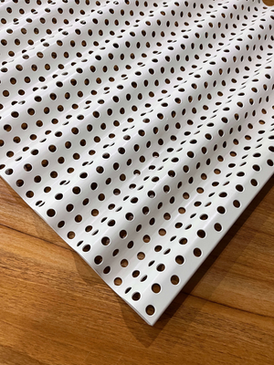 Fala sinusoidalna 600x630x2,0 mm Aluminiowy panel falisty o średnicy 10 mm perforacji