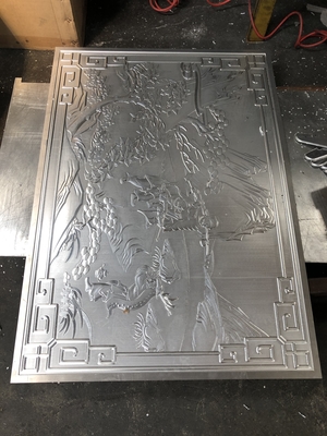 Wypukła powierzchnia Aluminiowy metalowy sufit Trójwymiarowa płaskorzeźba z płaskorzeźbą Gładka płaska