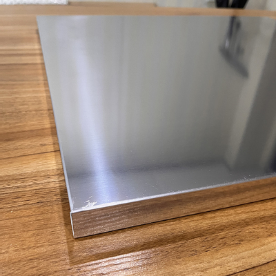 600x600mm Aluminiowy metalowy sufit bez perforacji Aodnized Half Mirror Aluminiowy hak na panelu