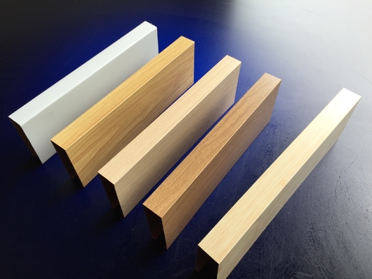 Nowoczesna siatka sufitowa o wymiarach 250 x 250 mm o grubości 0,9 mm z kwadratową krawędzią