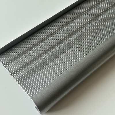 120x65x0,85mm Aluminiowy metalowy sufit Ekran w kształcie litery J Standardowa perforacja Metaliczny błyszczący srebrny