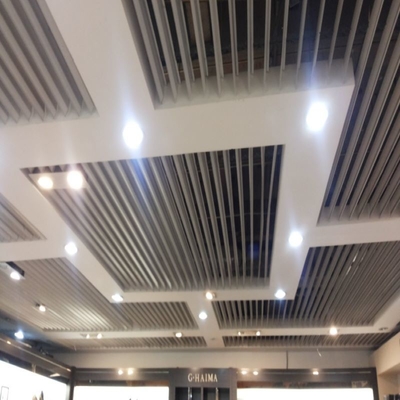 Odporny na wilgoć aluminiowy sufit metalowy Ekran typu A o długości 3000 mm