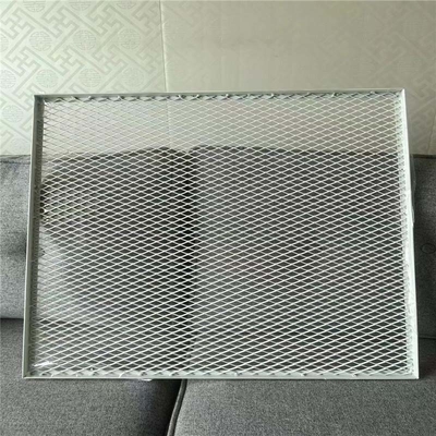 600 * 600 Aluminiowy panel sufitowy położony na rozszerzonym systemie sufitowym z siatki