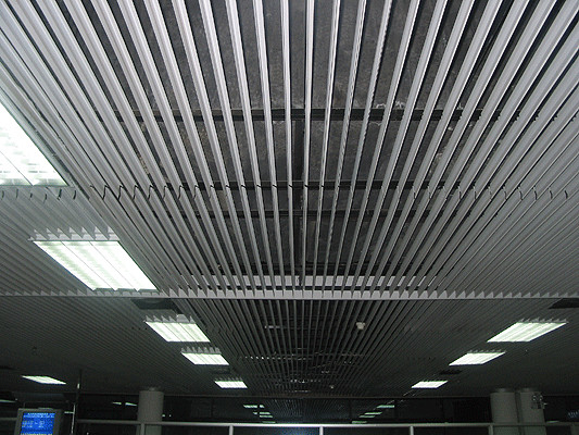 Nowoczesny aluminiowy sufit A-Screen o wymiarach 200 x 3000 mm o grubości 0,5 mm