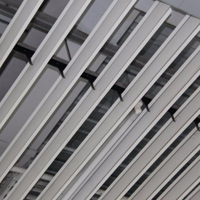 Nowoczesny aluminiowy sufit w kształcie litery U o wymiarach 185 x 3000 mm o grubości 0,5 mm