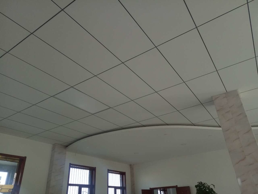 600x600mm Aluminium układane w suficie o grubości 0,5 mm dla centrum kongresowego