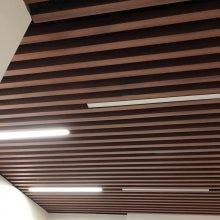 Centrum handlowe Aluminiowy sufit z przegrodą U Grubość 0,5 mm Łatwy do demontażu