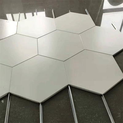 Aluminiowy sześciokątny klips w suficie o grubości 0,7 mm do centrum kongresowego