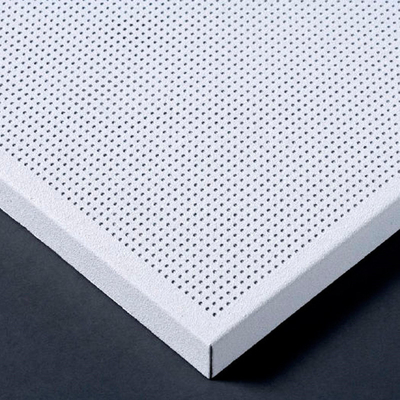 Aluminiowy sufit metalowy o wymiarach 600 mm x 600 mm układany na systemie sufitowym Sharp Edge