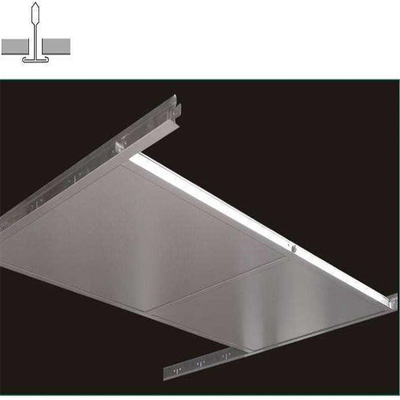 Aluminiowy sufit metalowy o wymiarach 600 mm x 600 mm układany na systemie sufitowym Sharp Edge