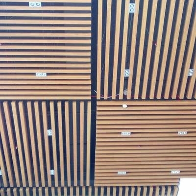 U Strip Aluminiowy metalowy sufit o grubości 0,8 mm Możliwość dostosowania koloru