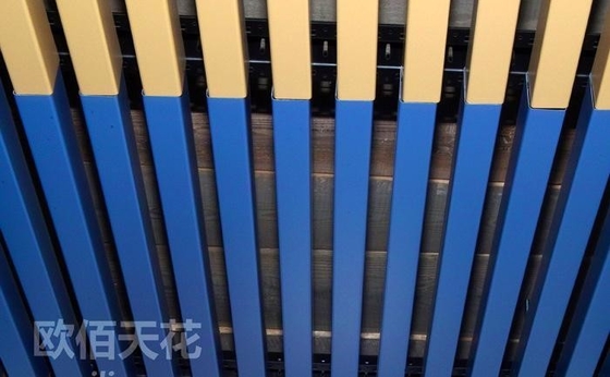 U Strip Aluminiowy metalowy sufit o grubości 0,8 mm Możliwość dostosowania koloru