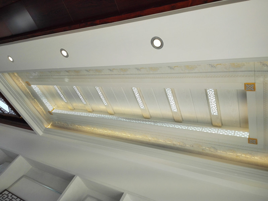 Sufit ze stopu aluminium H Strip 500x30x3000mm do centrum handlowego