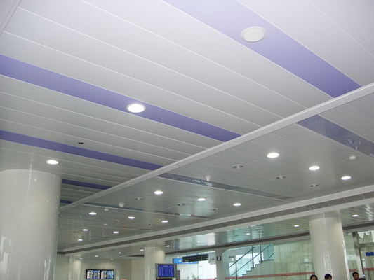 Sufit ze stopu aluminium H Strip 500x30x3000mm do centrum handlowego