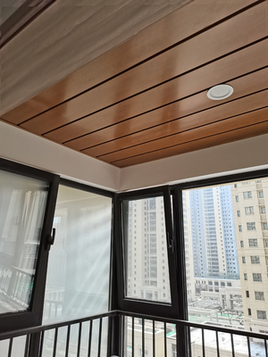 Sufit ze stopu aluminium H Strip 500x30x3000mm do centrum handlowego