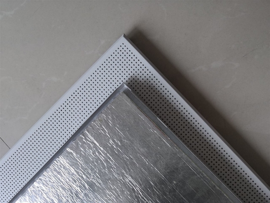 Stop aluminium 600 x 600 mm ułożony w suficie o grubości 0,5 mm do sali konferencyjnej
