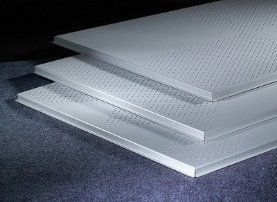 Stop aluminium 600 x 600 mm ułożony w suficie o grubości 0,5 mm do sali konferencyjnej