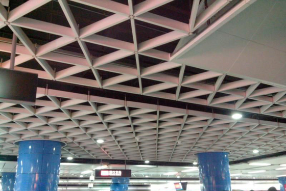 Sufit metalowy ze stopu aluminium 250x250mm do centrum kongresowego
