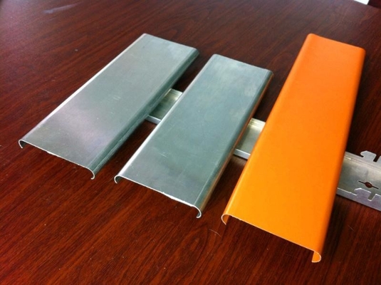 Ognioodporny sufit metalowy ze stopu aluminium U 185x3000mm do sali konferencyjnej