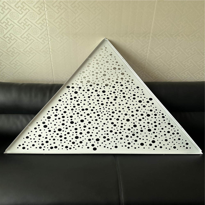 Aluminiowy klips w kształcie trójkąta w zawieszonej metalowej perforowanej płytce sufitowej