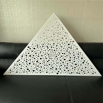 Aluminiowy klips w kształcie trójkąta w zawieszonej metalowej perforowanej płytce sufitowej