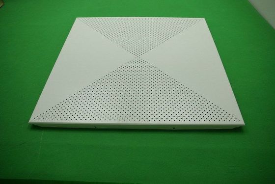 Klip 300x1200mm w aluminiowym metalowym suficie do centrum kongresowego
