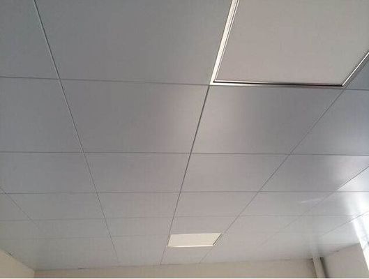 Klip 300x1200mm w aluminiowym metalowym suficie do centrum kongresowego