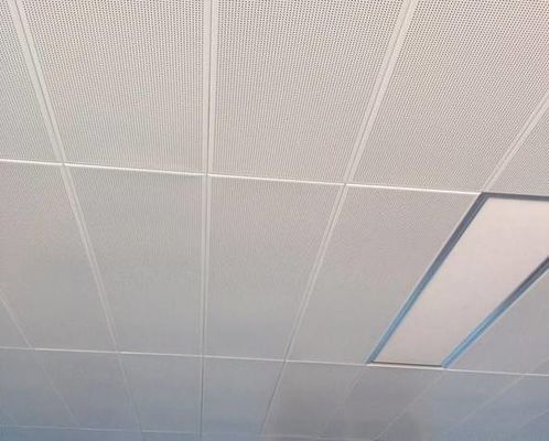 Klip 300x1200mm w aluminiowym metalowym suficie do centrum kongresowego