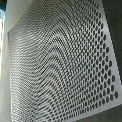Aluminiowy panel perforowany o wymiarach 1600 x 6000 mm do kwasoodpornej stacji metra