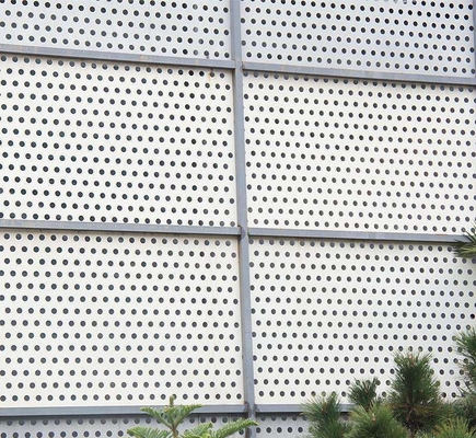 Aluminiowy panel perforowany o wymiarach 1600 x 6000 mm do kwasoodpornej stacji metra