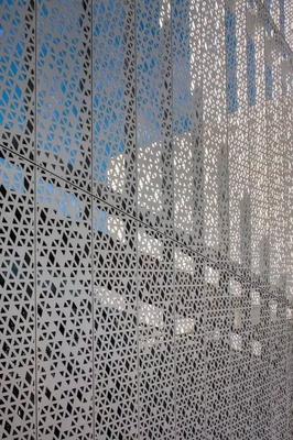 Aluminiowy panel perforowany o wymiarach 1600 x 6000 mm do kwasoodpornej stacji metra