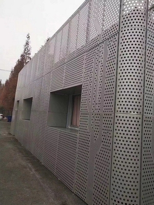 Aluminiowy panel perforowany o wymiarach 1600 x 6000 mm do kwasoodpornej stacji metra